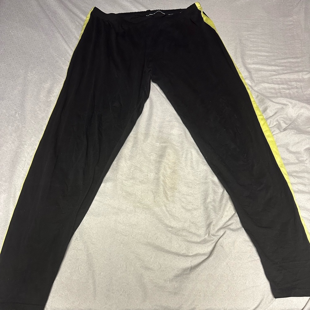 Black legging with a yellow line on the side